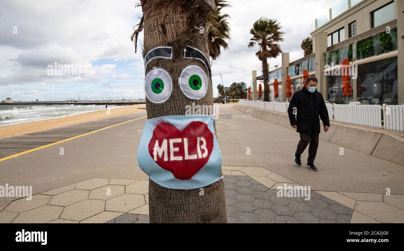 Melbourne Covid-19 2020. Masque « I love Melb » sur un arbre à une plage vide de St Kilda à Melbourne en Australie . Banque D'Images