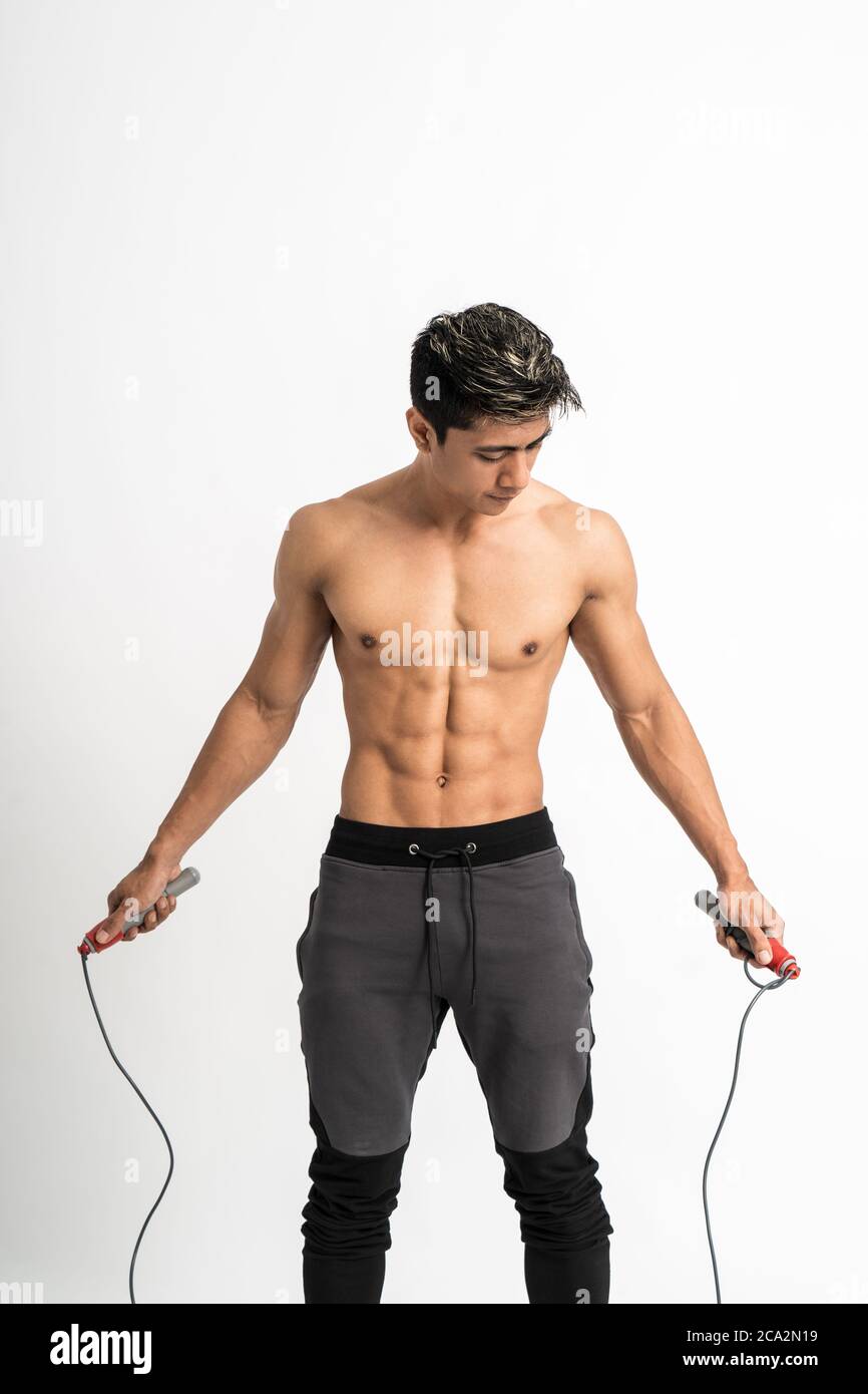 jeune homme asiatique avec corps musclé tenant une corde à sauter ...