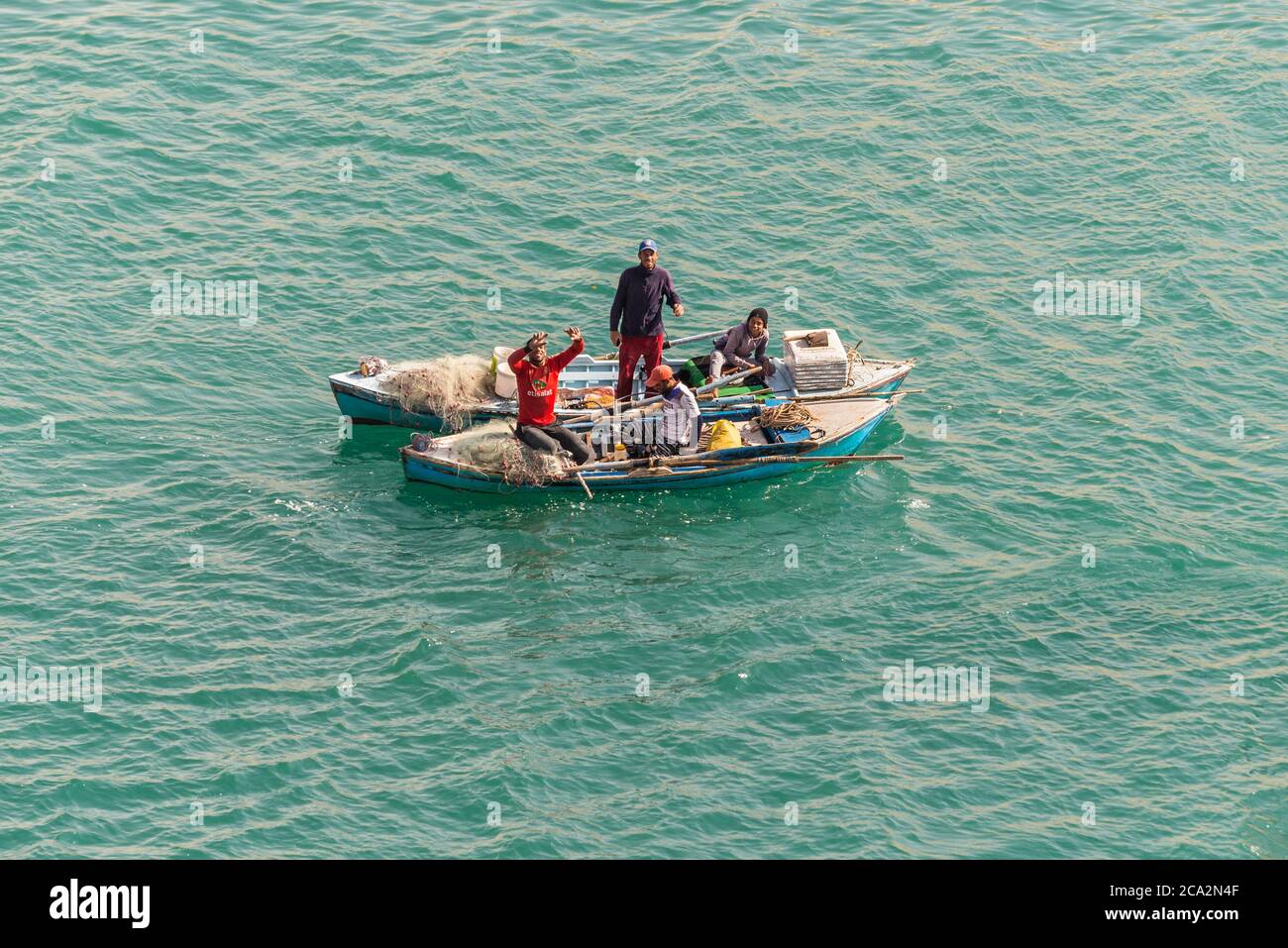 El Qantara, Égypte - 14 novembre 2019 : pêcheurs en bateau de bois sur le canal de Suez en Égypte. Banque D'Images