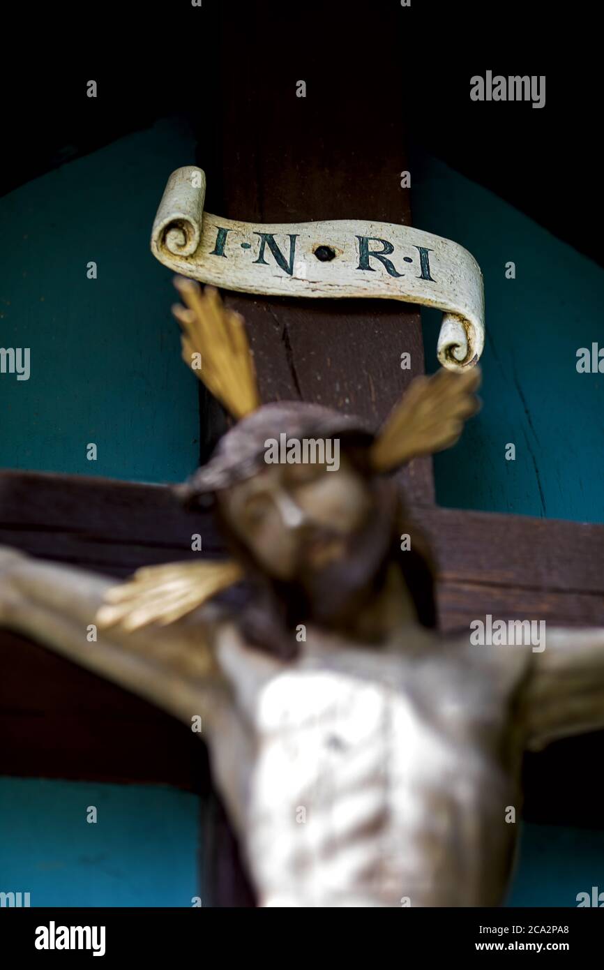 Vieille croix, Jésus Christ flou, le signe avec l'inscription INRI nettement représenté Banque D'Images