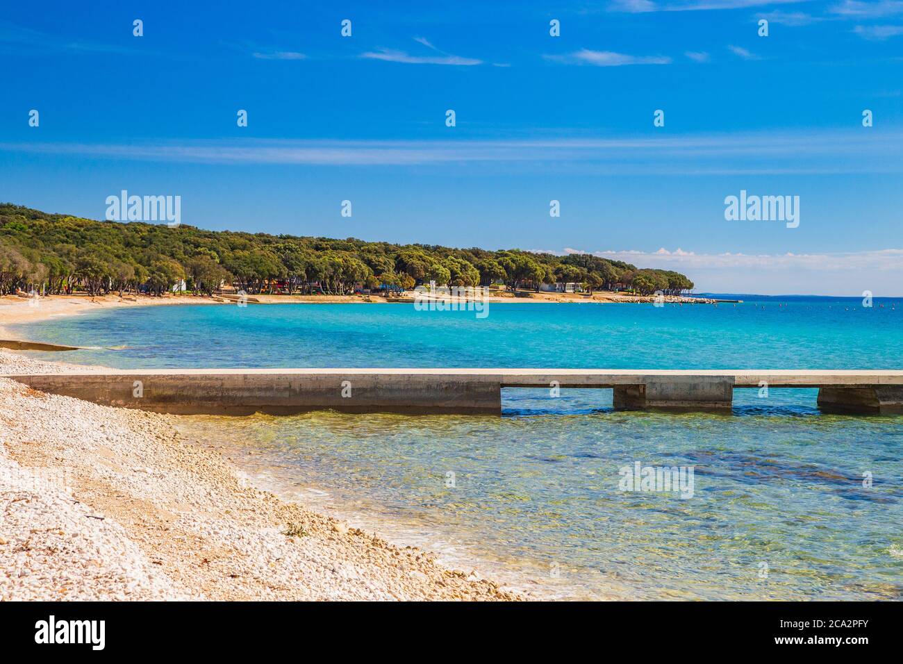 Mer Adriatique en Croatie, île de Pag, bois de pin et longue plage de sable avec jetée, destination touristique Banque D'Images