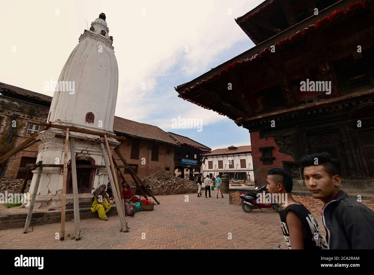 Les citoyens de Bhaktapur passent du temps libre à Bhaktapur Durbar Square. Bhaktapur, Népal. Banque D'Images
