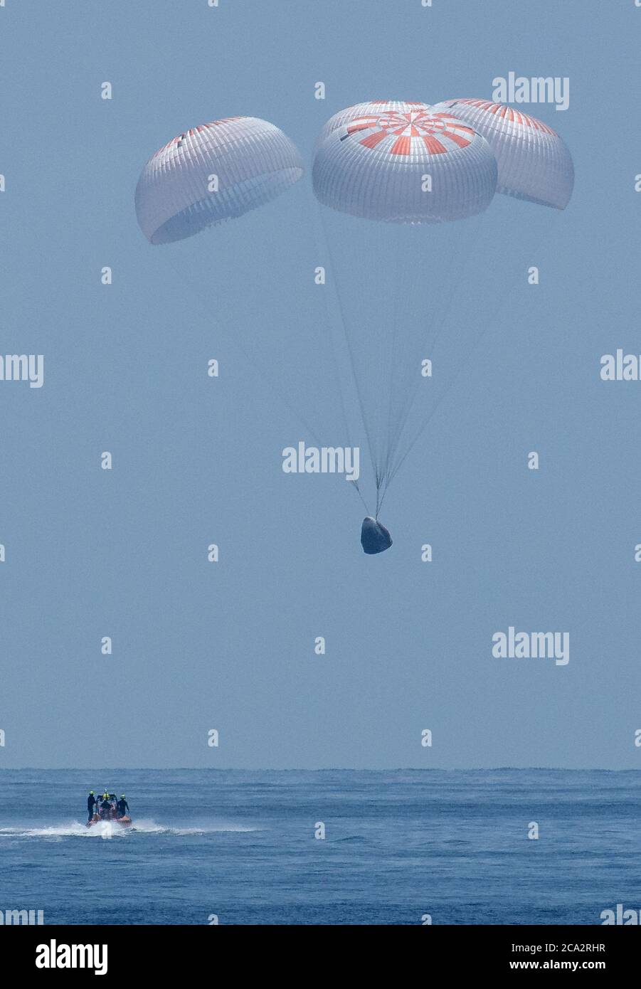 GOLFE DU MEXIQUE, États-Unis - 02 août 2020 - le vaisseau spatial SpaceX Crew Dragon Endeavour s'est fracturée avec les astronautes de la NASA Robert Behnken et Douglas Hurley o Banque D'Images