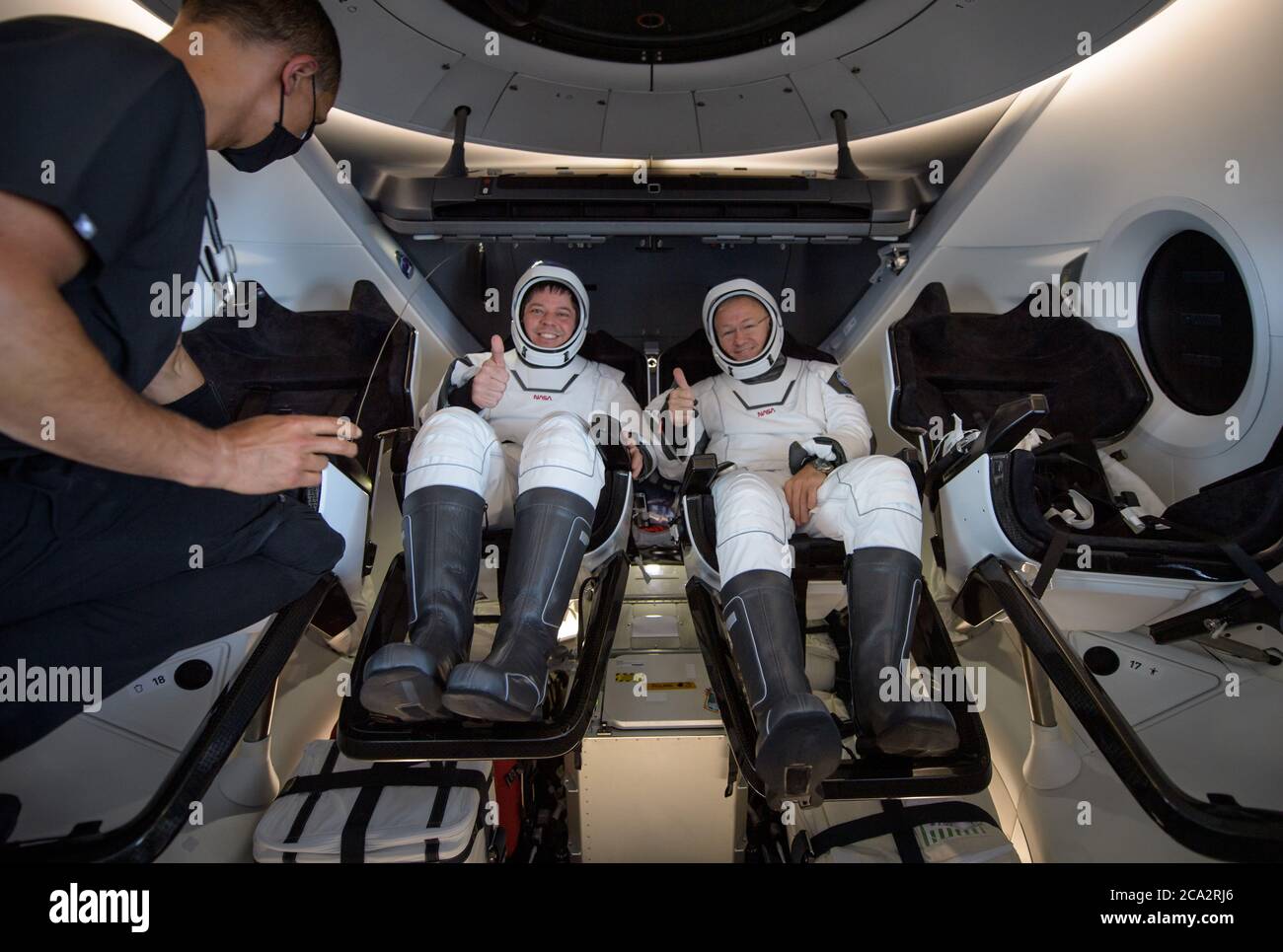 GOLFE DU MEXIQUE, États-Unis - 02 août 2020 - le vaisseau spatial SpaceX Crew Dragon Endeavour s'est fracturée avec les astronautes de la NASA Robert Behnken et Douglas Hurley o Banque D'Images