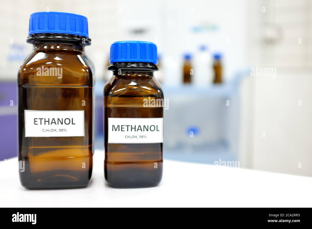 Concentration sélective d'éthanol et de méthanol brun bouteille de verre ambré dans un laboratoire. Arrière-plan flou avec espace de copie. Banque D'Images