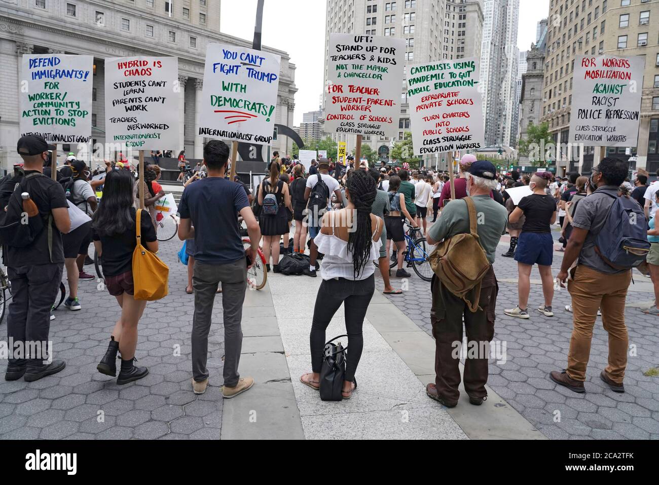 New York, États-Unis. Le 03ème août 2020, des manifestants tiennent des pancartes pendant la manifestation.Black Lives Matter, uft United Federation of Teachers (syndicat), les Démocrates socialistes of America, et d'autres groupes se sont réunis à l'occasion de la Journée nationale de la résistance pour protester contre la réouverture des écoles, des écoles sans police et une « infusion massive de fédéral ». Crédit : SOPA Images Limited/Alamy Live News Banque D'Images