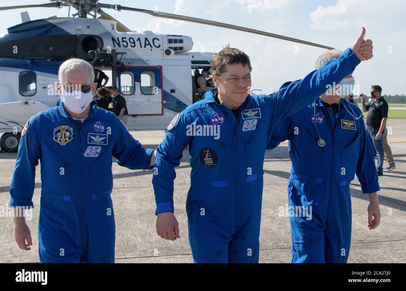 PENSACOLA, États-Unis - 02 août 2020 - l'astronaute de la NASA Robert Behnken donne un pouce aux spectateurs lorsqu'il monte à bord d'un avion à la base aérienne navale de Pensacola Banque D'Images