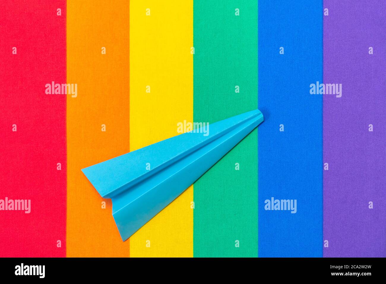 Plan en papier bleu sur le motif de la texture du tissu du drapeau arc-en-ciel pour LGBTQ. Drapeau de texture homosexuelle. Motif drapeau arc-en-ciel en tissu pour la fierté LGBT et le bleu Banque D'Images