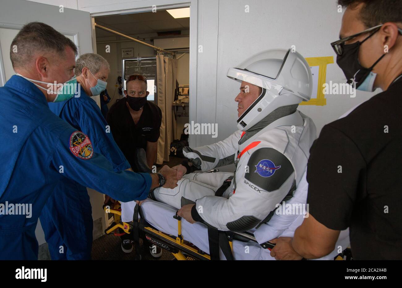 GOLFE DU MEXIQUE, États-Unis - 02 août 2020 - l'astronaute de la NASA Robert Behnken est accueilli par l'astronaute et chef de l'équipage de la NASA, Shane Kimbrough, après son évacuation Banque D'Images