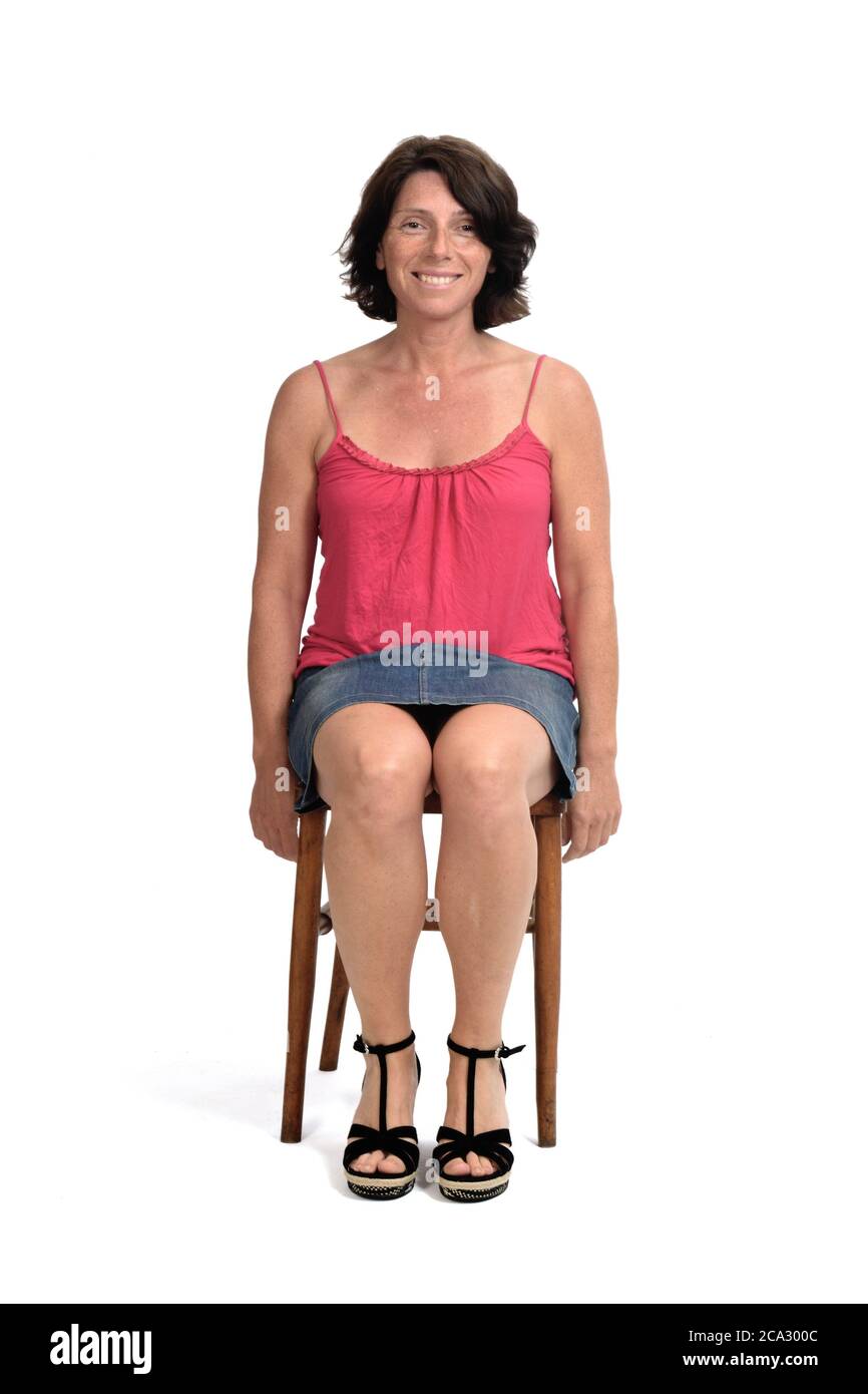 Femme en mini jupe assise Banque d'images détourées - Alamy