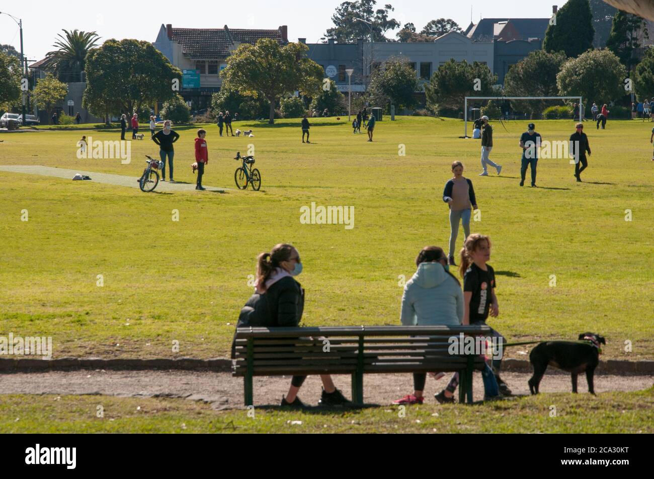 Les résidents qui profitent de l'air frais à Central Park, dans la banlieue de Malvern, lors du confinement pandémique « État 4 » de Melbourne, en Australie, dans toute la ville Banque D'Images
