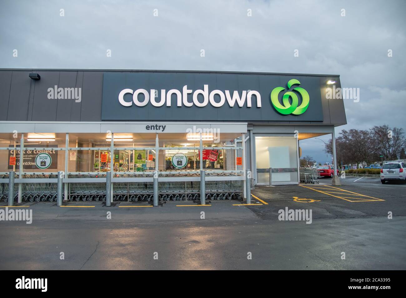 TAUPO, NOUVELLE-ZÉLANDE - 2 SEPTEMBRE 2018 : avant du supermarché à compte à rebours et signalisation. Banque D'Images