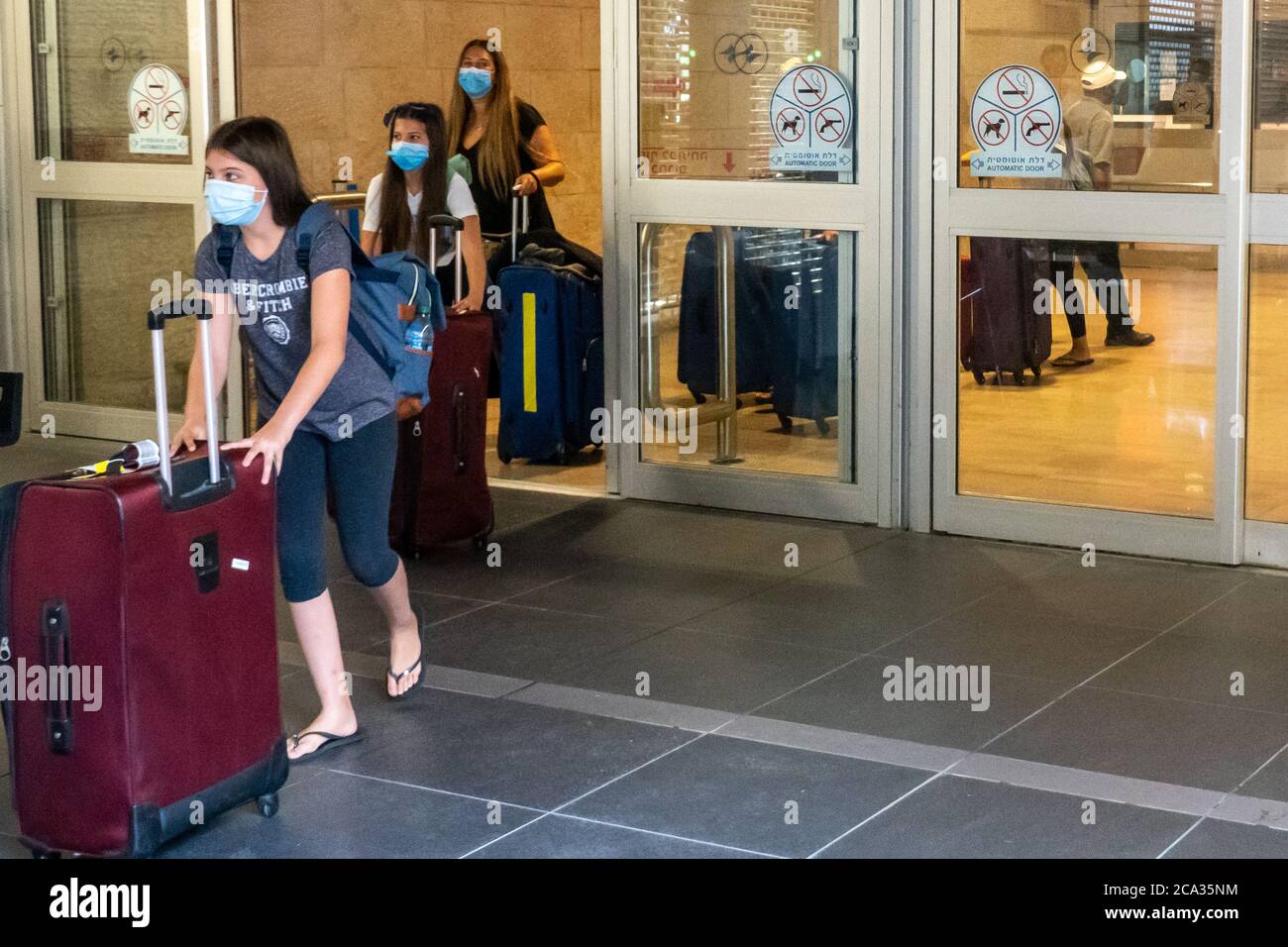 Tel Aviv, Israël. 3 août 2020. Les passagers d'un vol United Airlines au départ de Newark, New York, arrivent à l'aéroport international Ben Gurion de tel Aviv en dépit des restrictions de voyage et des annulations de vol dues à l'épidémie de coronavirus. Un autre débat politique secoue la société israélienne alors que le gouvernement semble céder à la pression des partenaires de la coalition juive ultra orthodoxe annonçant qu'il permettra l'entrée dans le pays de 12,000 étudiants de yeshiva religieux, principalement des États-Unis, en dépit des restrictions du coronavirus. Crédit : NIR Amon/Alamy Live News Banque D'Images