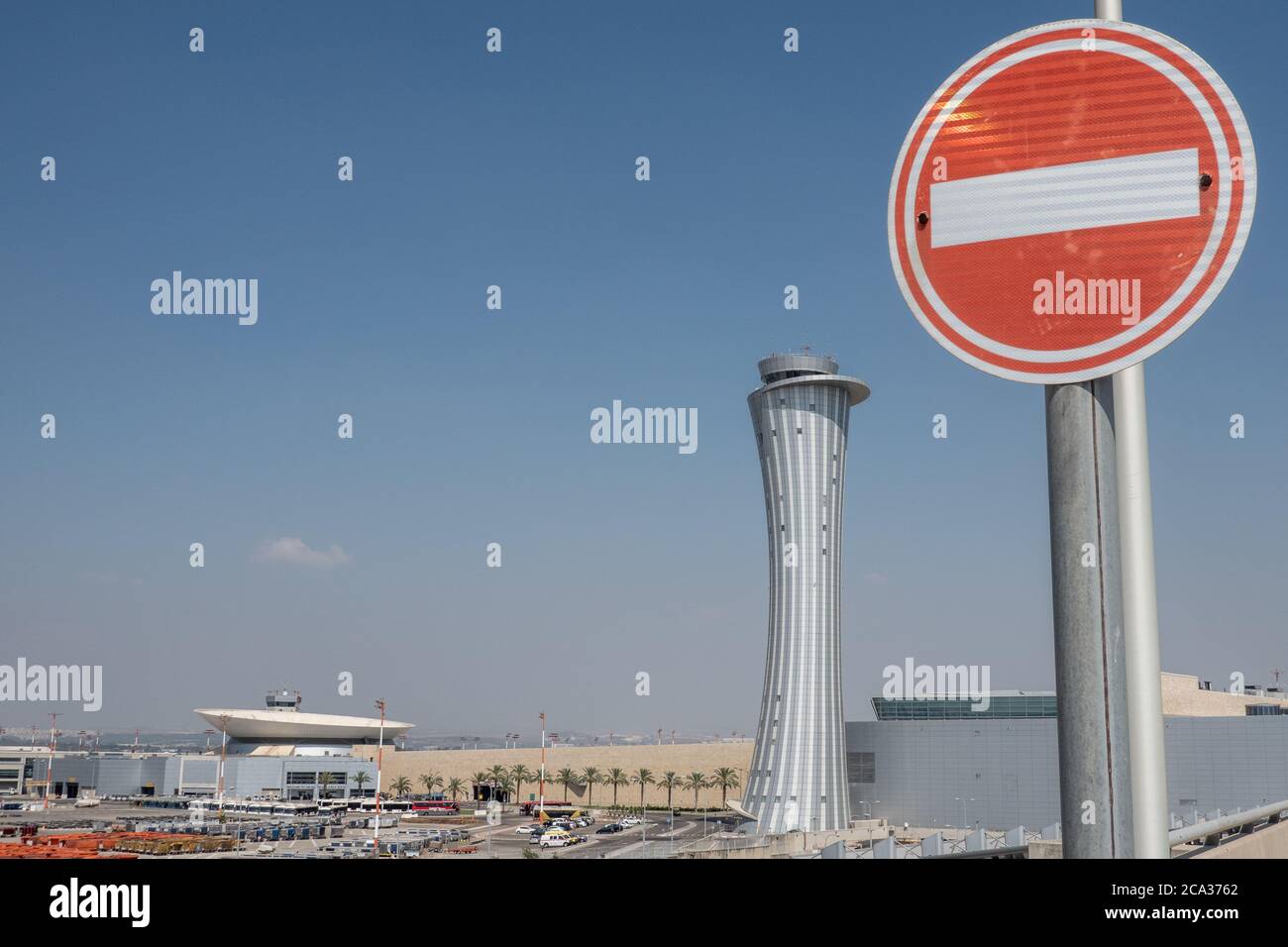 Tel Aviv, Israël. 3 août 2020. Vue sur la tour de contrôle de l'aéroport international Ben Gurion de tel Aviv pendant la crise du coronavirus. Les restrictions de voyage et les annulations de vol en raison de l'épidémie laissent l'aéroport presque totalement vide. Crédit : NIR Amon/Alamy Live News Banque D'Images