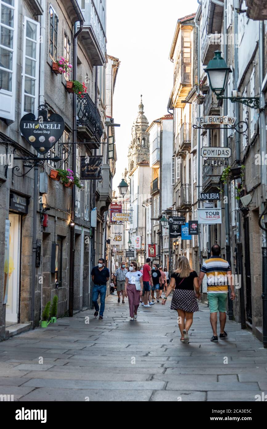 Saint-Jacques-de-Compostelle, Espagne - 18 juillet 2020: Les gens dans la rue Rua do Franco dans le centre historique. C'est la rue des vins et des tapas à Santiago Banque D'Images