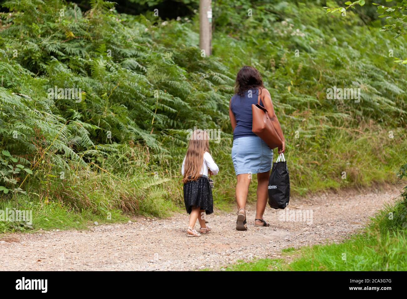 Mère et fille sont vus faire des promenades dans le parc de campagne près de Londres Banque D'Images