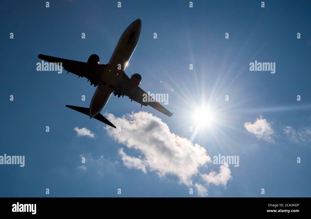 04 août 2020, Basse-Saxe, Hanovre: Un vol de vacances de Corendon Airlines Europe, décollage de l'île grecque de Kos, débarque à l'aéroport de Hanovre au soleil. Le Ministère de la santé prévoit d'introduire cette semaine des tests de vérification de la couronne pour les rapatriés des zones à risque. Depuis samedi, tous ceux qui entrent en Allemagne dans les 72 heures de l'arrivée peuvent être testés gratuitement, même sans signes de maladie. Il existe également des centres d'essai dans les aéroports à cette fin. Photo: Julian Stratenschulte/dpa Banque D'Images