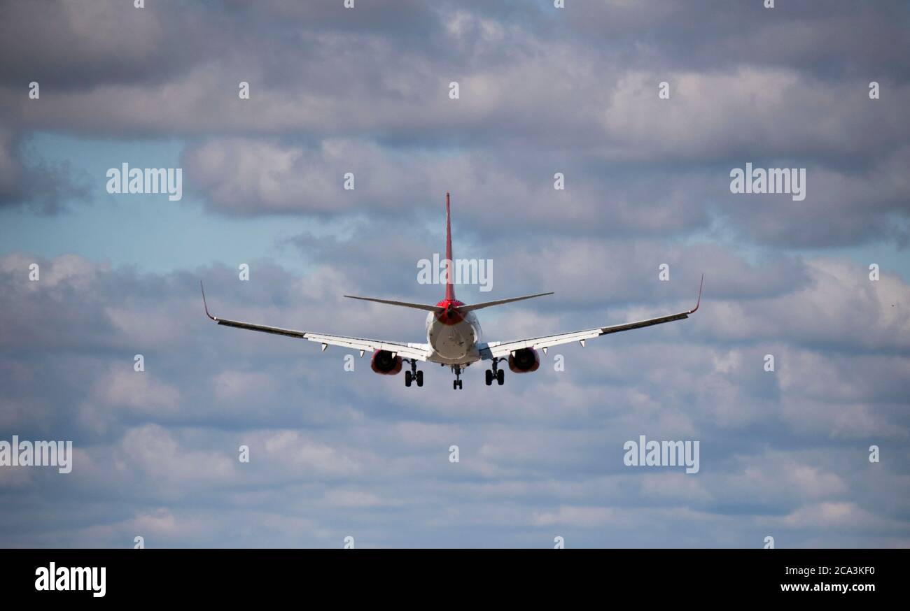 04 août 2020, Basse-Saxe, Hanovre: Un vol de vacances de Corendon Airlines Europe, au départ de l'île grecque de Kos, débarque à l'aéroport de Hanovre. Le Ministère de la santé prévoit d'introduire cette semaine des tests de vérification de la couronne pour les rapatriés des zones à risque. Depuis samedi, tous ceux qui entrent en Allemagne dans les 72 heures de l'arrivée peuvent être testés gratuitement, même sans signes de maladie. Il existe également des centres d'essai dans les aéroports à cette fin. Photo: Julian Stratenschulte/dpa Banque D'Images