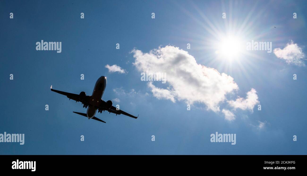 04 août 2020, Basse-Saxe, Hanovre: Un vol de vacances de Corendon Airlines Europe, décollage de l'île grecque de Kos, débarque à l'aéroport de Hanovre au soleil. Le Ministère de la santé prévoit d'introduire cette semaine des tests de vérification de la couronne pour les rapatriés des zones à risque. Depuis samedi, tous ceux qui entrent en Allemagne dans les 72 heures de l'arrivée peuvent être testés gratuitement, même sans signes de maladie. Il existe également des centres d'essai dans les aéroports à cette fin. Photo: Julian Stratenschulte/dpa Banque D'Images