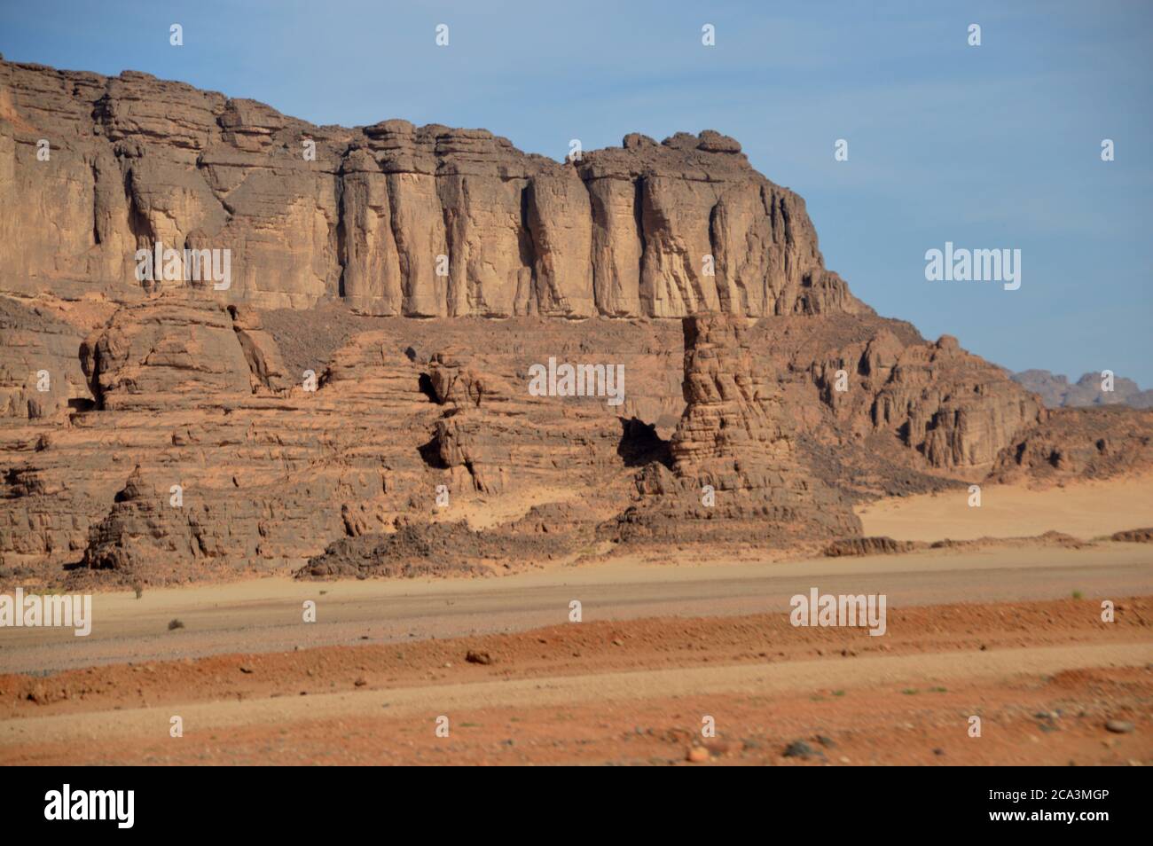 Algérie, Illizi, Parc national de Tassili n'Ajjer : formations rocheuses dans le désert. Banque D'Images