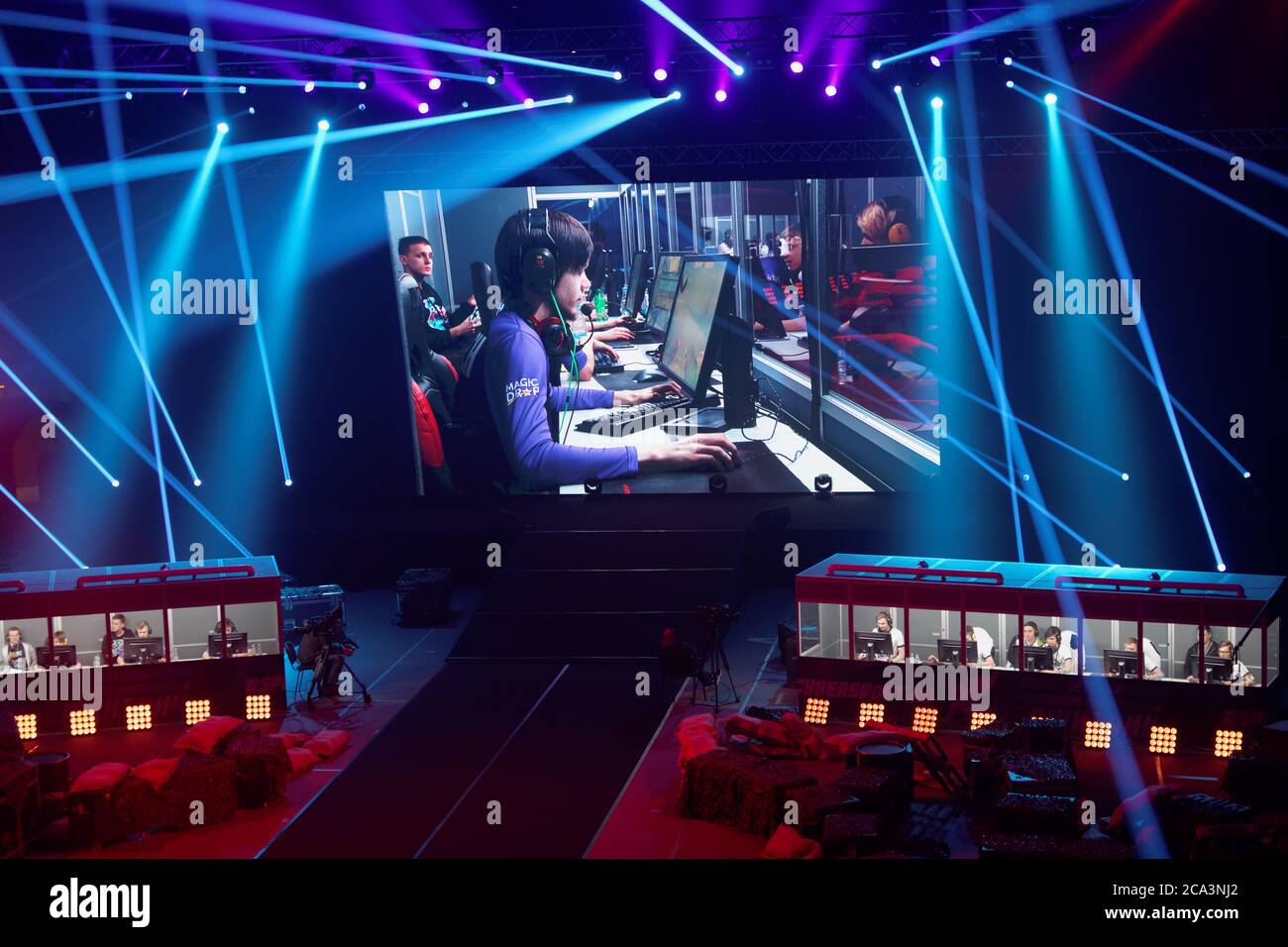 ST. PETERSBOURG, RUSSIE - 23 FÉVRIER 2018 : équipes de joueurs pendant le Festival Cyber-Sport de Saint-Pétersbourg. L'événement principal du festival est le Counter-Strike: Global offensive Tournament Banque D'Images