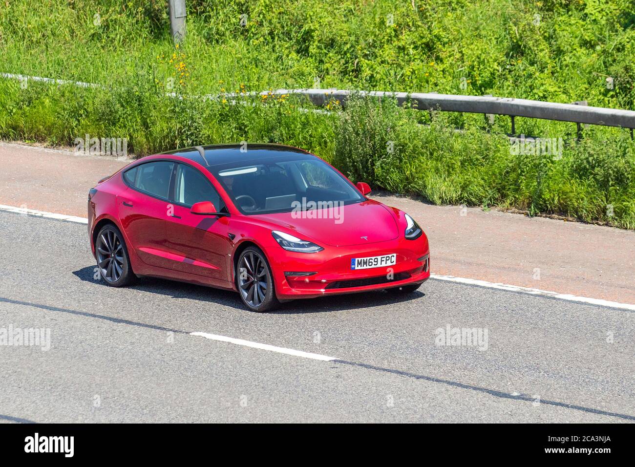 2019 Red Tesla modèle 3 Performance AWD véhicules mobiles, voitures  conduisant des véhicules sur les routes du Royaume-Uni, moteurs,  motorisation sur le réseau d'autoroute M6 Photo Stock - Alamy