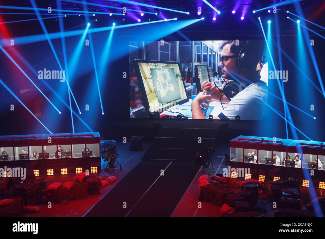 ST. PETERSBOURG, RUSSIE - 23 FÉVRIER 2018 : équipes de joueurs pendant le Festival Cyber-Sport de Saint-Pétersbourg. L'événement principal du festival est le Counter-Strike: Global offensive Tournament Banque D'Images