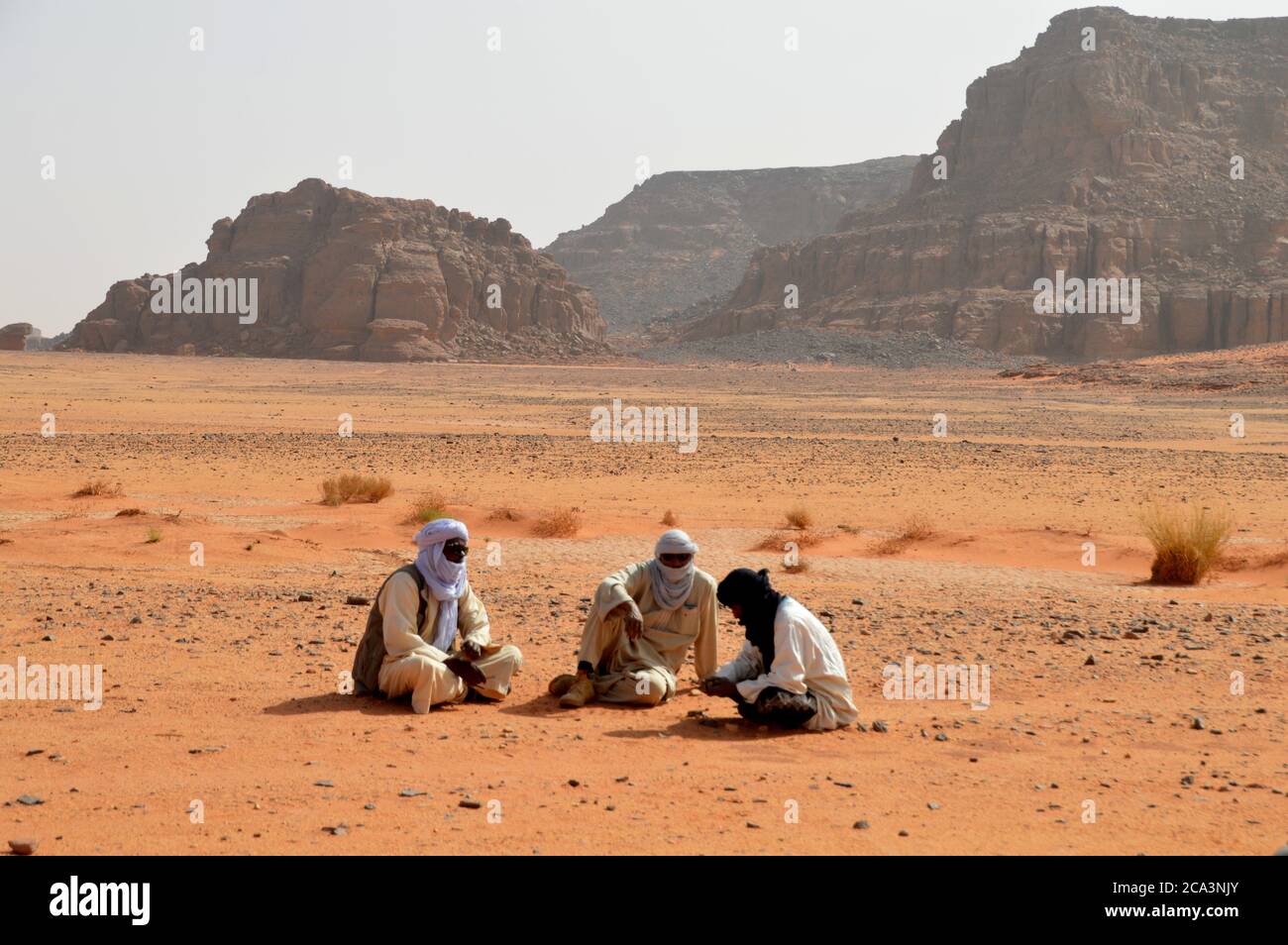 Algérie, Illizi, Parc national de Tassili n'Ajjer : les chauffeurs Touareg tuent du temps à Wadi à Djeran, dans les montagnes de Tadrar. Banque D'Images