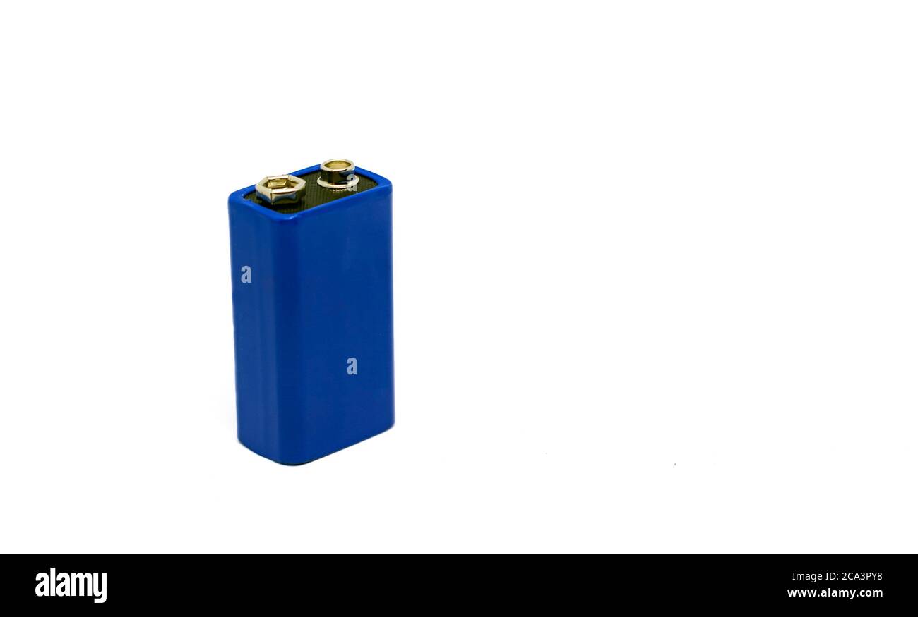 une batterie bleue de 9 volts isolée sur un fond blanc. Alimentation. Copier l'espace. Pollution de l'environnement Banque D'Images