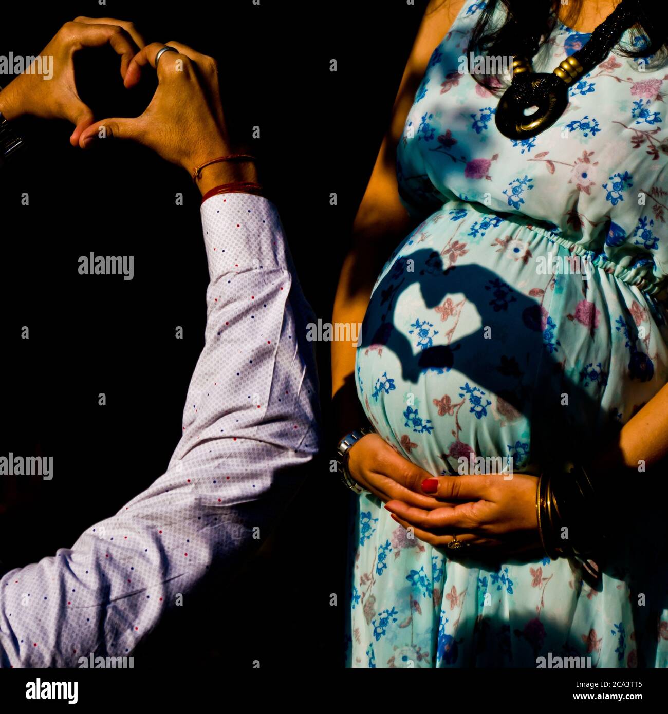 New Delhi Inde – Mars 3 2020 : pose de maternité pour accueillir le nouveau-né dans Lodhi Road à Delhi Inde, séance photo de maternité réalisée par les parents Banque D'Images