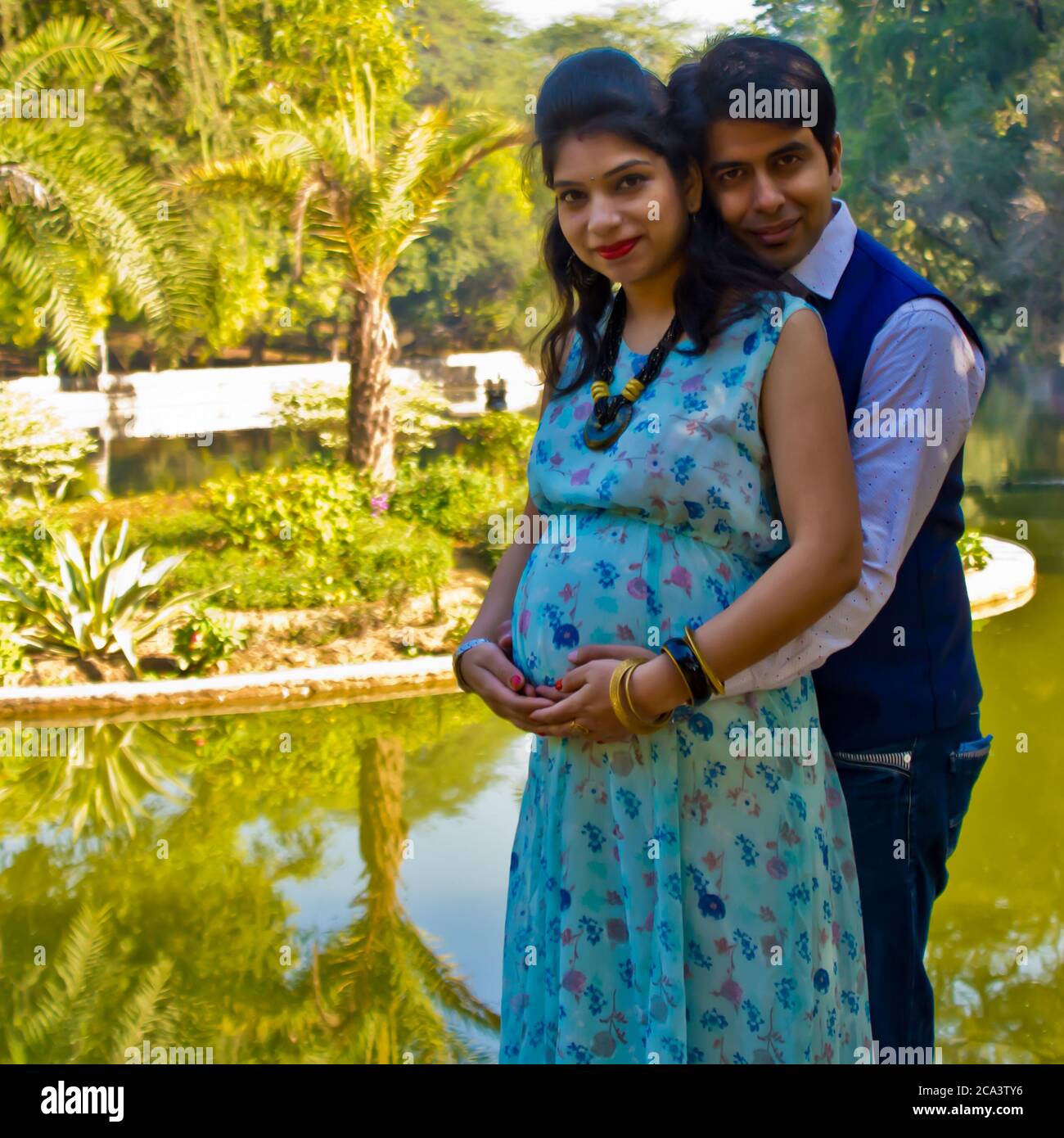 New Delhi Inde – Mars 3 2020 : pose de maternité pour accueillir le nouveau-né dans Lodhi Road à Delhi Inde, séance photo de maternité réalisée par les parents Banque D'Images