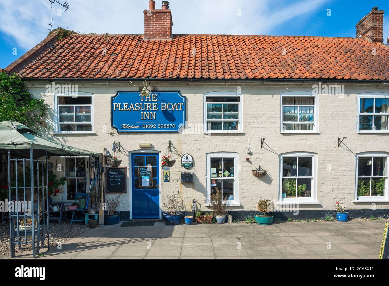 Pleasure Boat Inn, vue sur le Pleasure Boat Inn - un pub au bord de l'eau situé à Hickling Broads dans les Norfolk Broads, East Anglia, Angleterre, Royaume-Uni Banque D'Images