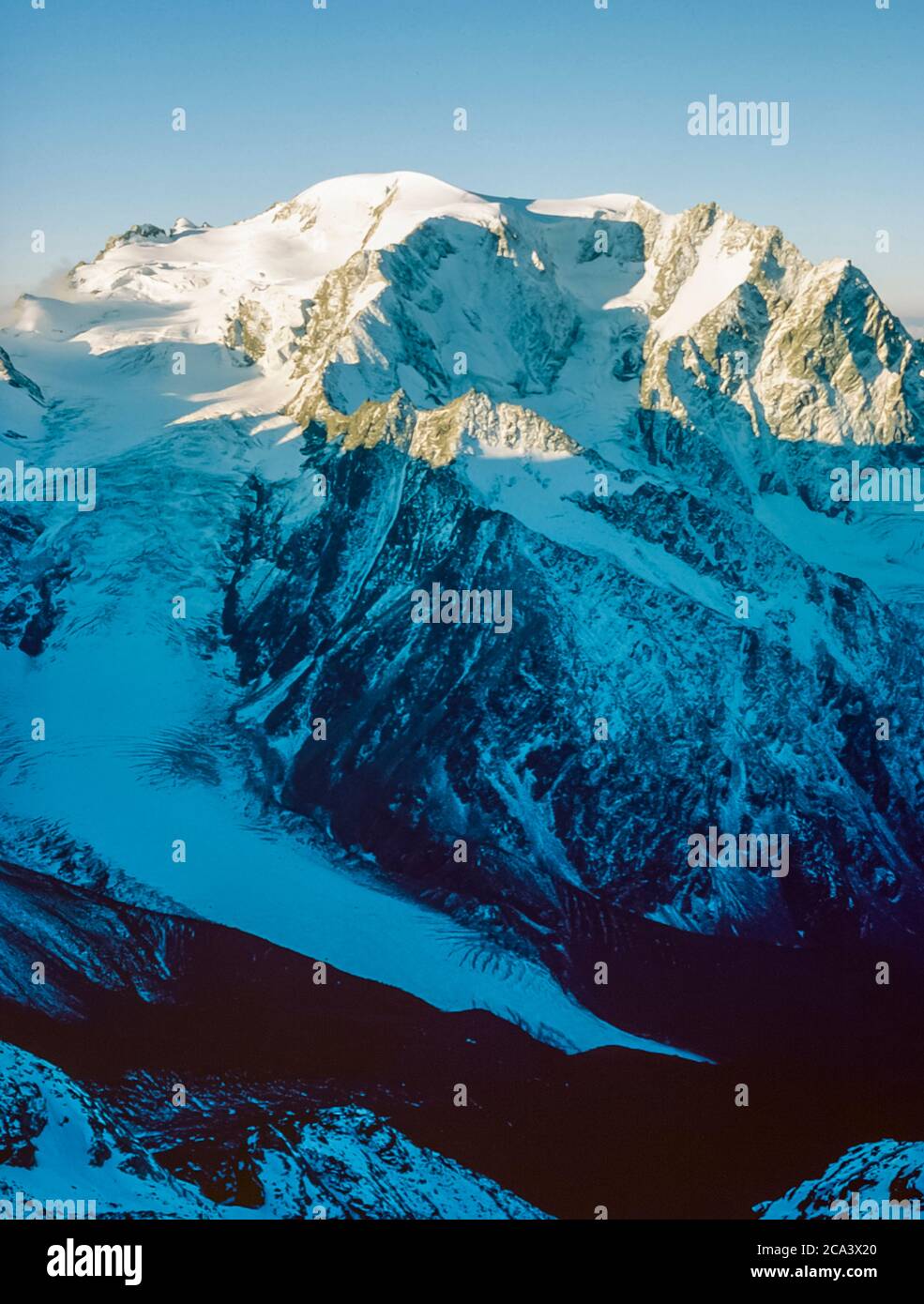 Suisse. Ce sont les montagnes des Alpes Arolla en Suisse qui sont vues et traversées sur la route des anciens chasseurs de haute montagne entre la ville française de Chamonix et la ville suisse de Zermatt. C'est le Mont Velan la montagne principale située au-dessus du village suisse de Bourg St Pierre dans le massif du Mont Velan Banque D'Images