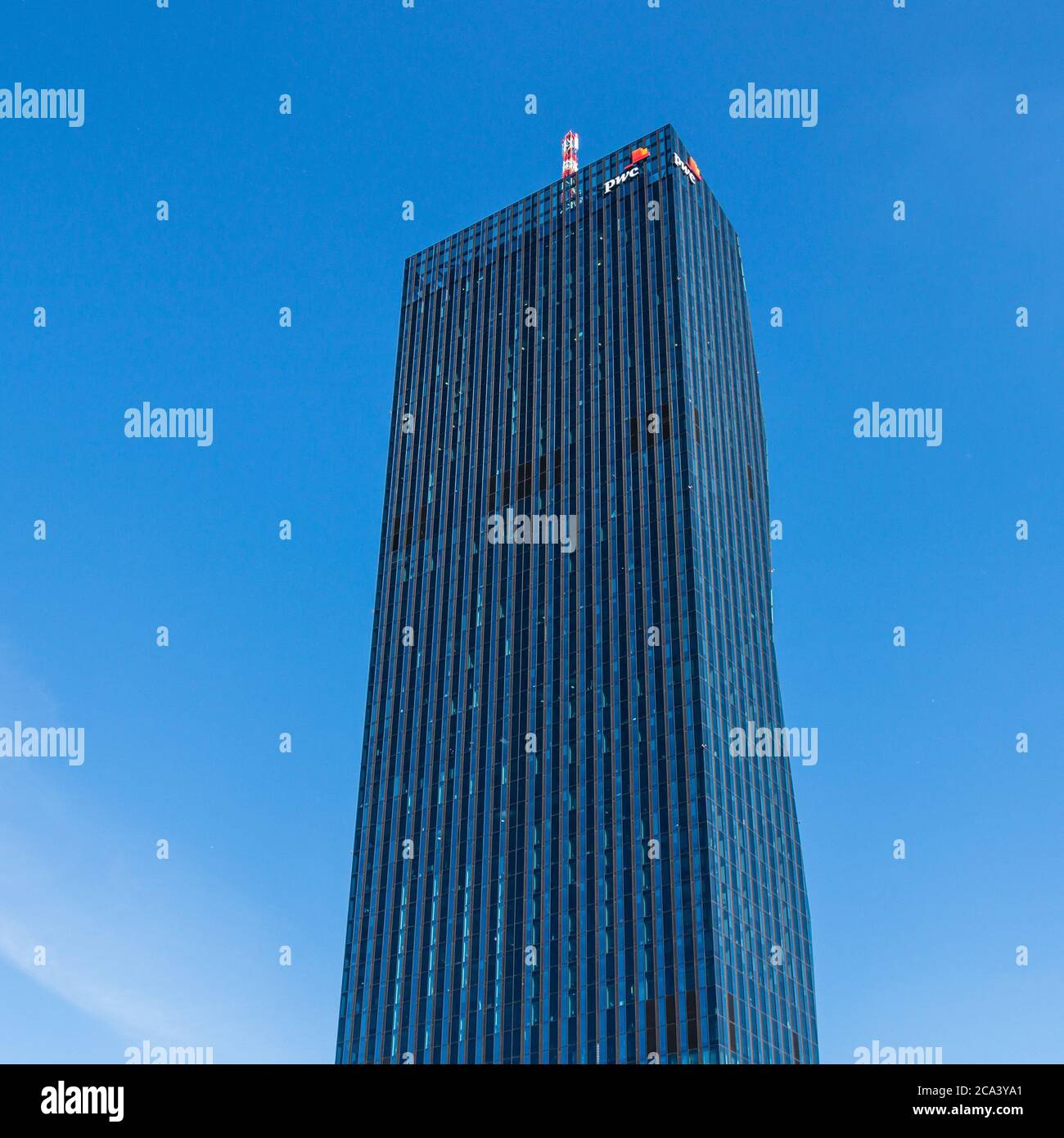 Détail vue de dessous sur Donau City Tower, DC Tower, de la ville du Danube à Vienne, Autriche, Europe Banque D'Images