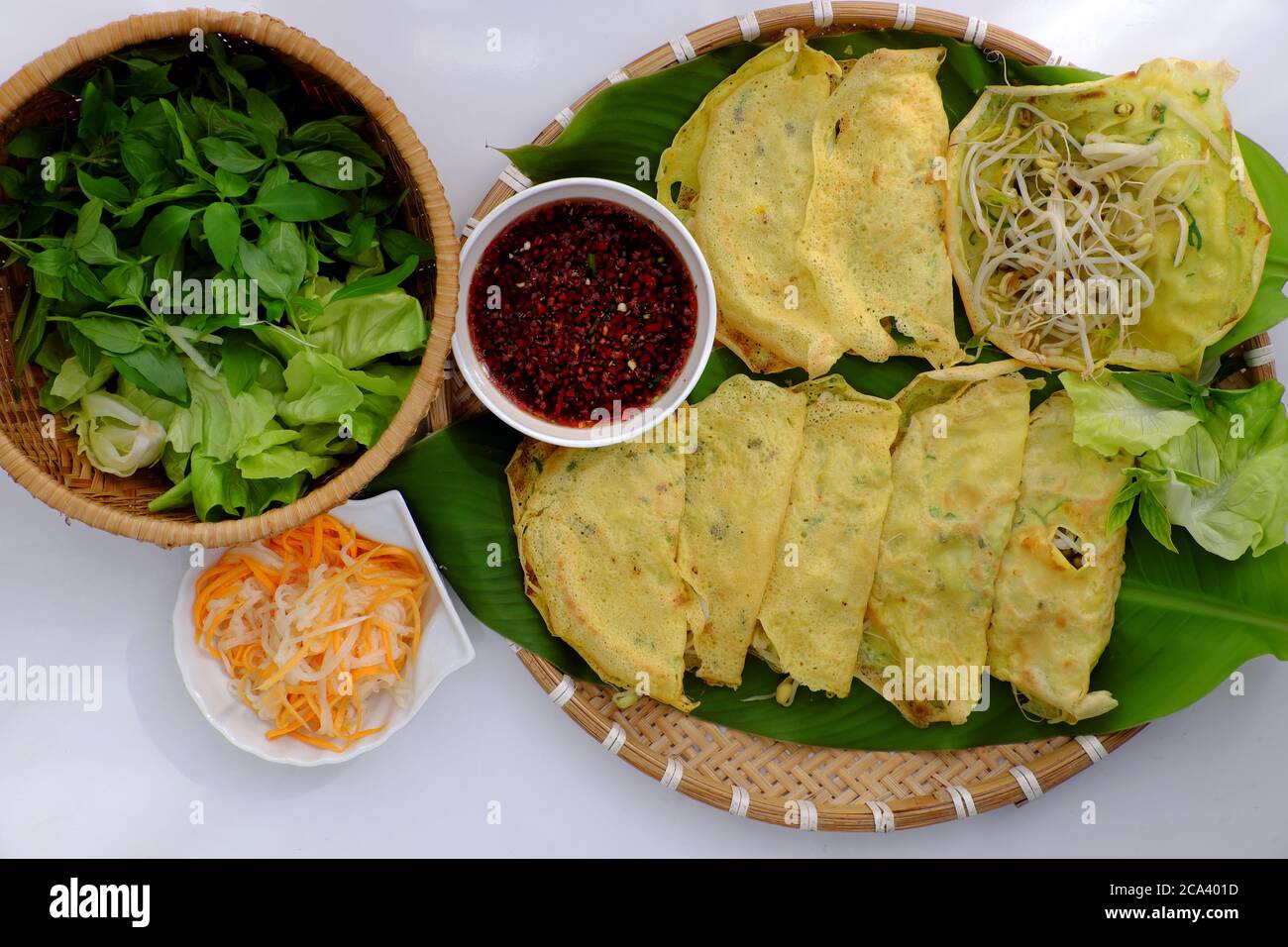 Plateau de légumes faits maison, crêpes vietnamiennes de farine de riz, pousses de haricots, champignons, chayote, haricots verts, salade, délicieux plat végétarien sans viande Banque D'Images