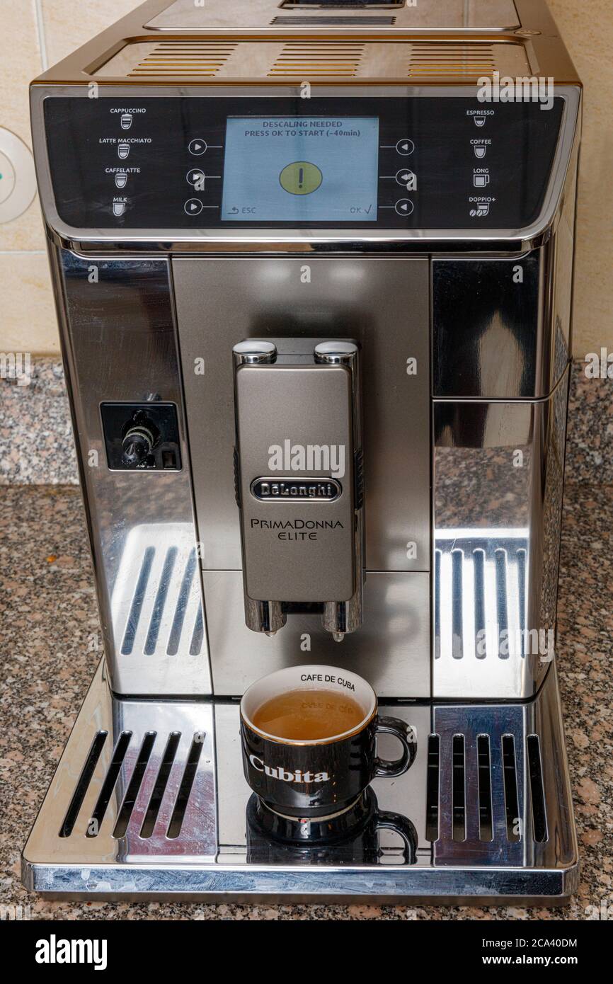 Machine à café expresso à moulin intégré DeLonghi Prima Donna Elite Photo  Stock - Alamy