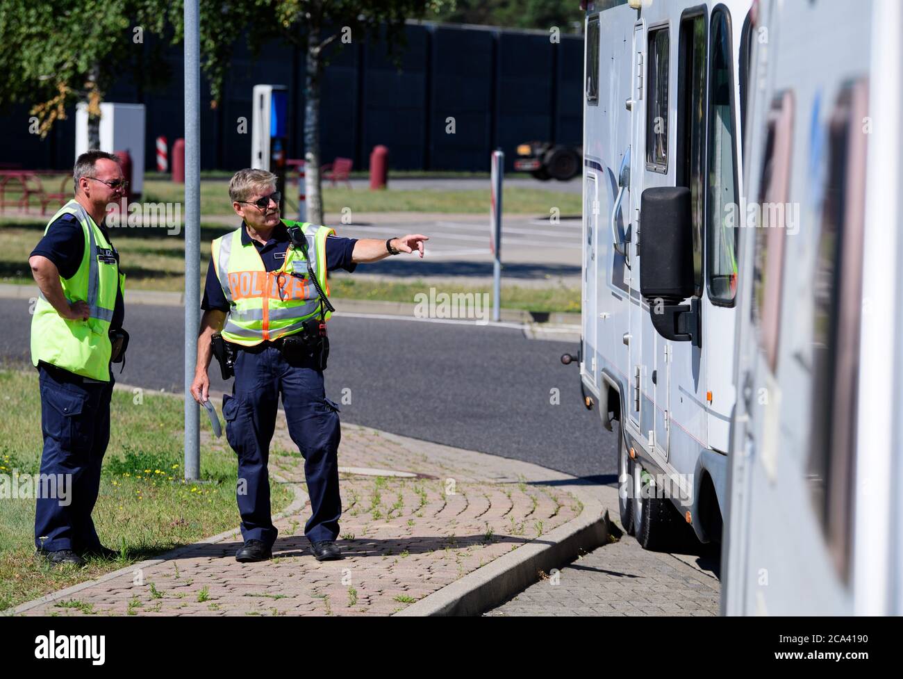 Michendorf, Allemagne. 31 juillet 2020. Pendant la campagne de sécurité routière, les policiers vérifient « mieux que désolé. Lieber leben.' dans les locaux de l'arrêt de repos Michendorf-Nord, les policiers inspectent un autocaravane et une voiture avec une remorque attachée. Entre autres choses, le poids des véhicules ou des équipes a été mesuré, ce qui pourrait être trop élevé en raison des bagages et d'autres charges. Credit: Soeren Stache/dpa-Zentralbild/ZB/dpa/Alay Live News Banque D'Images