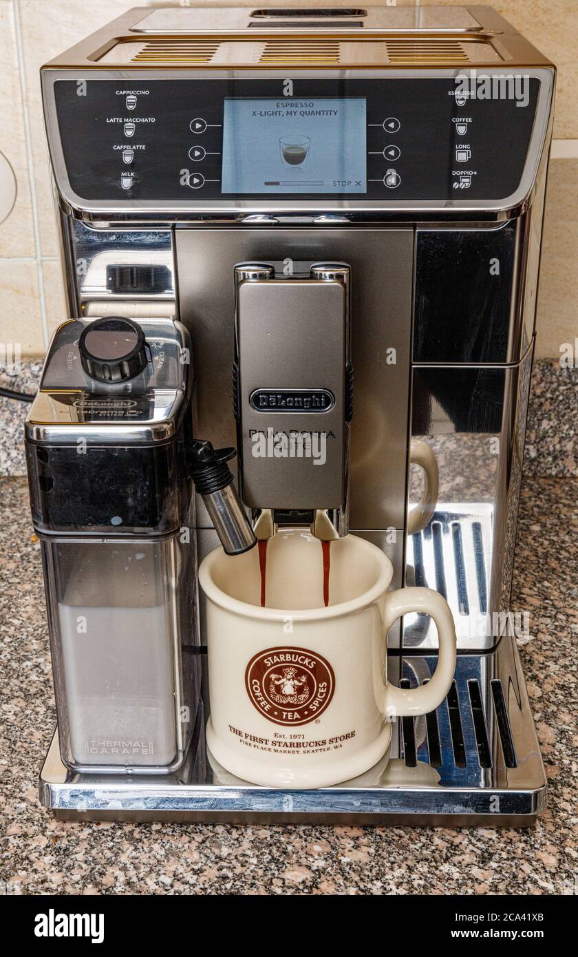 Cafetière à espresso DeLonghi Prima Donna Elite Banque D'Images