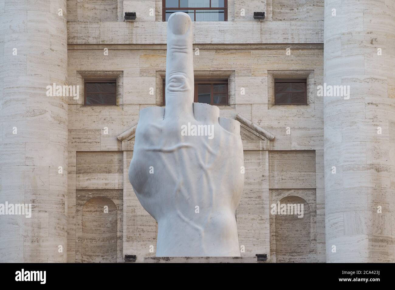 MILAN, ITALIE - 15 AOÛT 2018 : sculpture Maurizio Cattelan L.O.V.E. à Milan sur la Piazza degli Affari. La sculpture, est placée devant minuit Banque D'Images