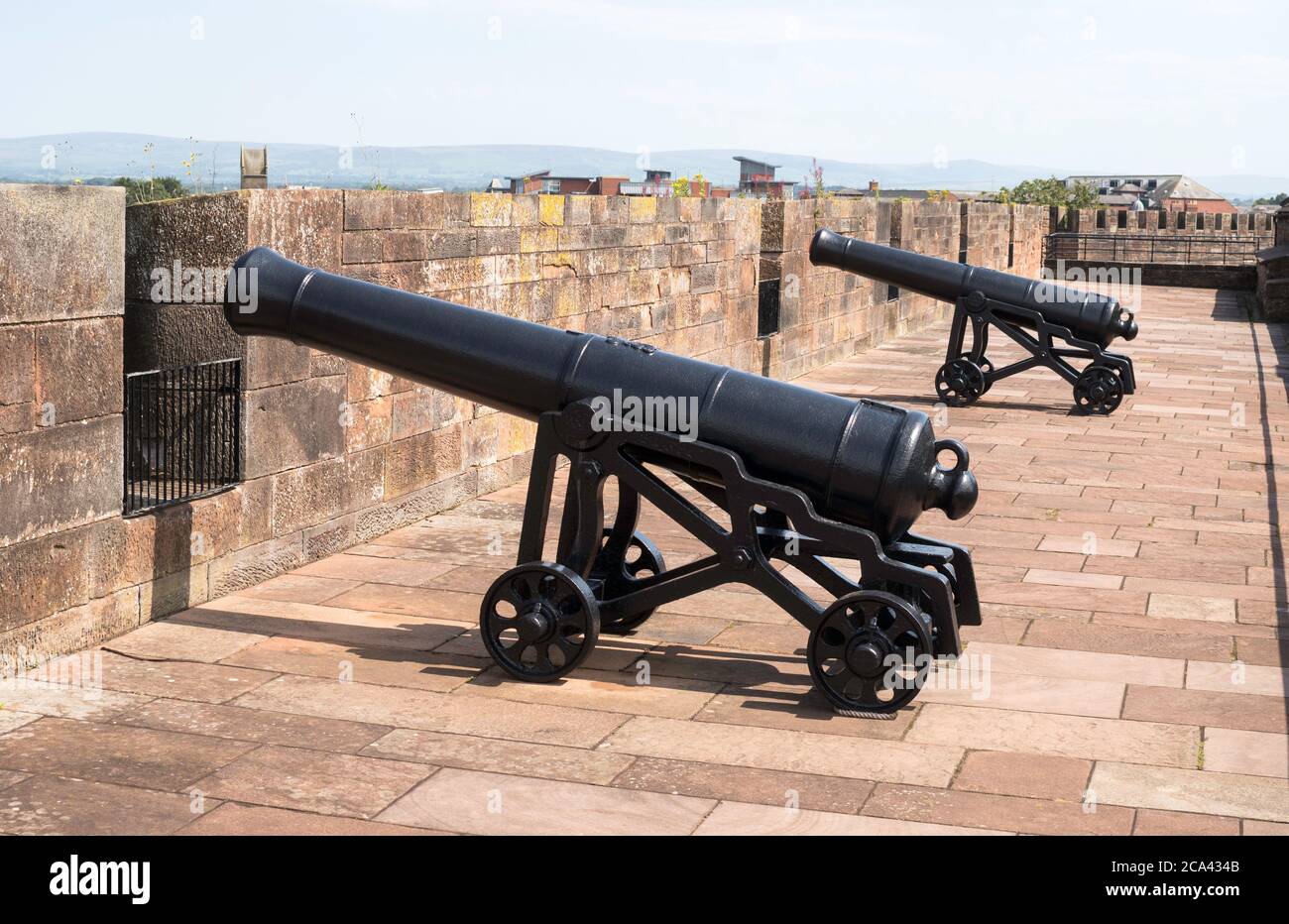 Canon de 24 liards sur les remparts du château de Carlisle, Cumbria, Angleterre, Royaume-Uni Banque D'Images