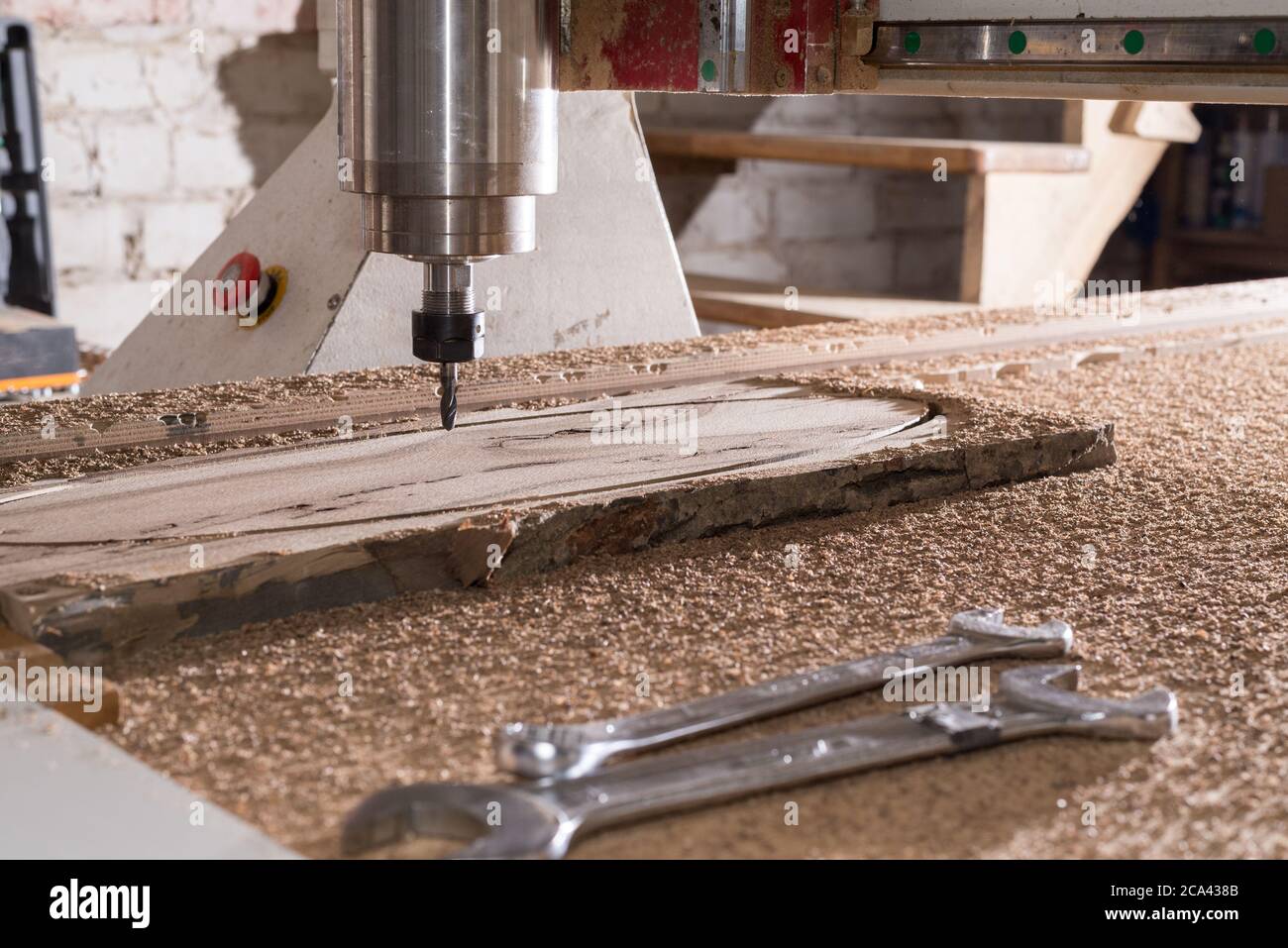 Machine cnc pour le travail du bois sur la planche à bois. Machine-outil à  l'usine de bois Photo Stock - Alamy
