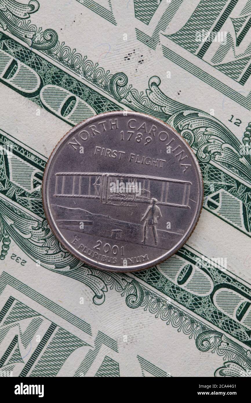 Un quart de la Caroline du Nord sur l'US dollar bills. La composition symétrique de l'US dollar bills et un quart de la Caroline du Nord. Banque D'Images