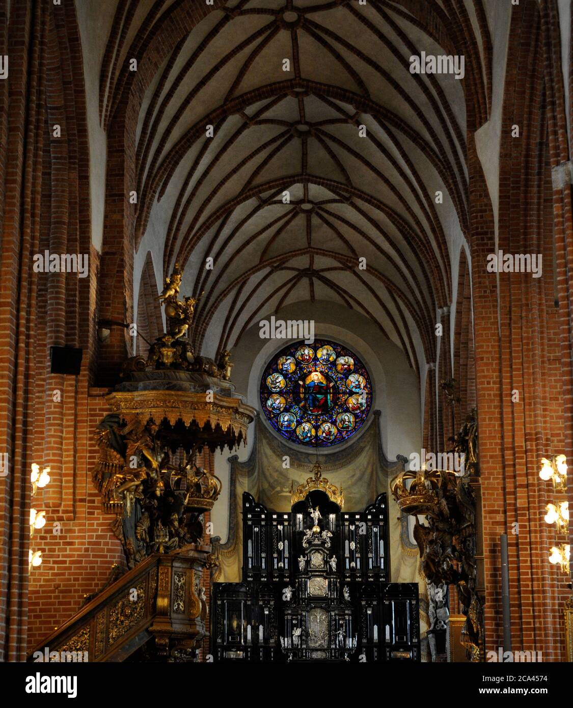 Suède, Stockholm. Storkyrkan (cathédrale Saint-Nicolas), également appelé Stockholms domkyrka (cathédrale de Stockholm). Vue intérieure. Retable de l'autel principal, 1650, par Eustache Erdmuller. Le retable, ce qu'on appelle le retable d'argent, a été donné par Margareta Pedersdotter, veuve de Johan Adler Salvius, en 1652. Banque D'Images