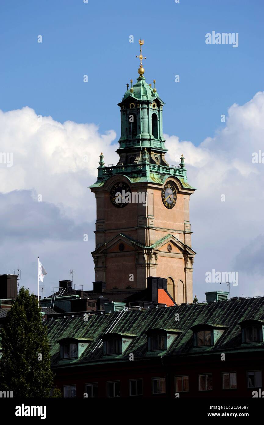 Suède, Stockholm. Tour du Storkyrkan, également appelé Stockholms domkyrka (cathédrale de Stockholm). Cette flèche d'église et d'autres changements à la façade ont été conçus par Carlberg à partir de 1736. Banque D'Images