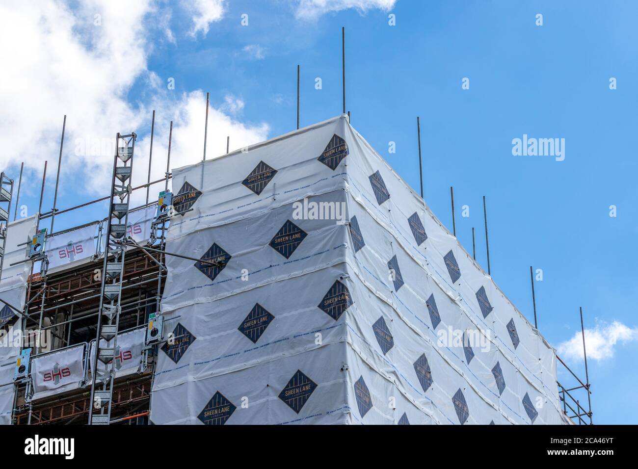 Brentwood, Essex, Royaume-Uni. 4 août 2020. Les clients O2 et EE de Brentwood, dans l'Essex, ne disposent pas de services voix ou données mobiles car les mâts sont retirés pour les travaux de construction au 160 Kings Road. O2 indique qu'un nouveau site pour les mâts n'a pas été trouvé et que les problèmes sont susceptibles de se poursuivre pendant plusieurs semaines. Crédit : Ricci Fothergill/Alay Live News Banque D'Images