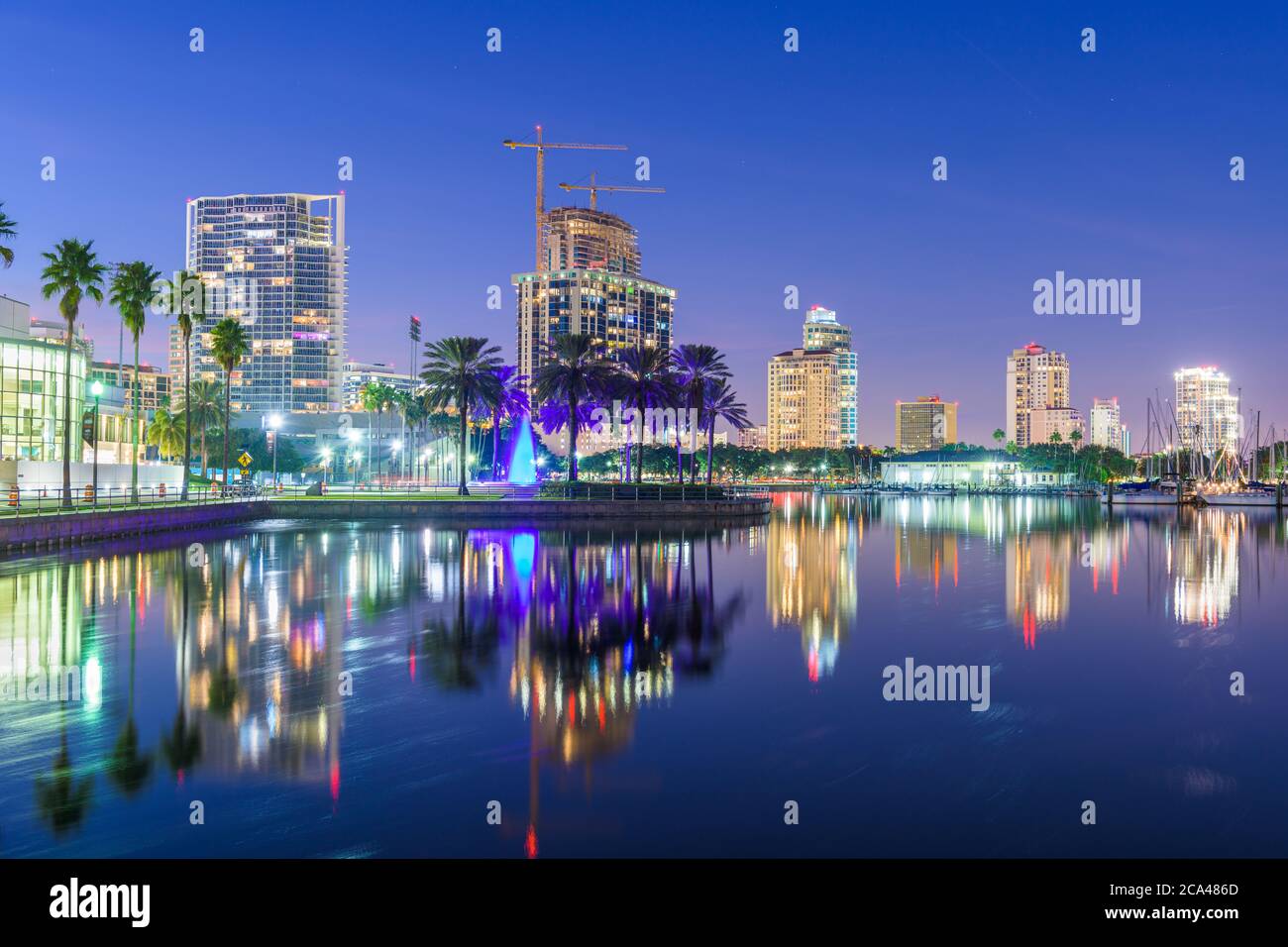 Saint Petersburg, Florida, USA Centre-ville de ville au crépuscule sur la baie. Banque D'Images