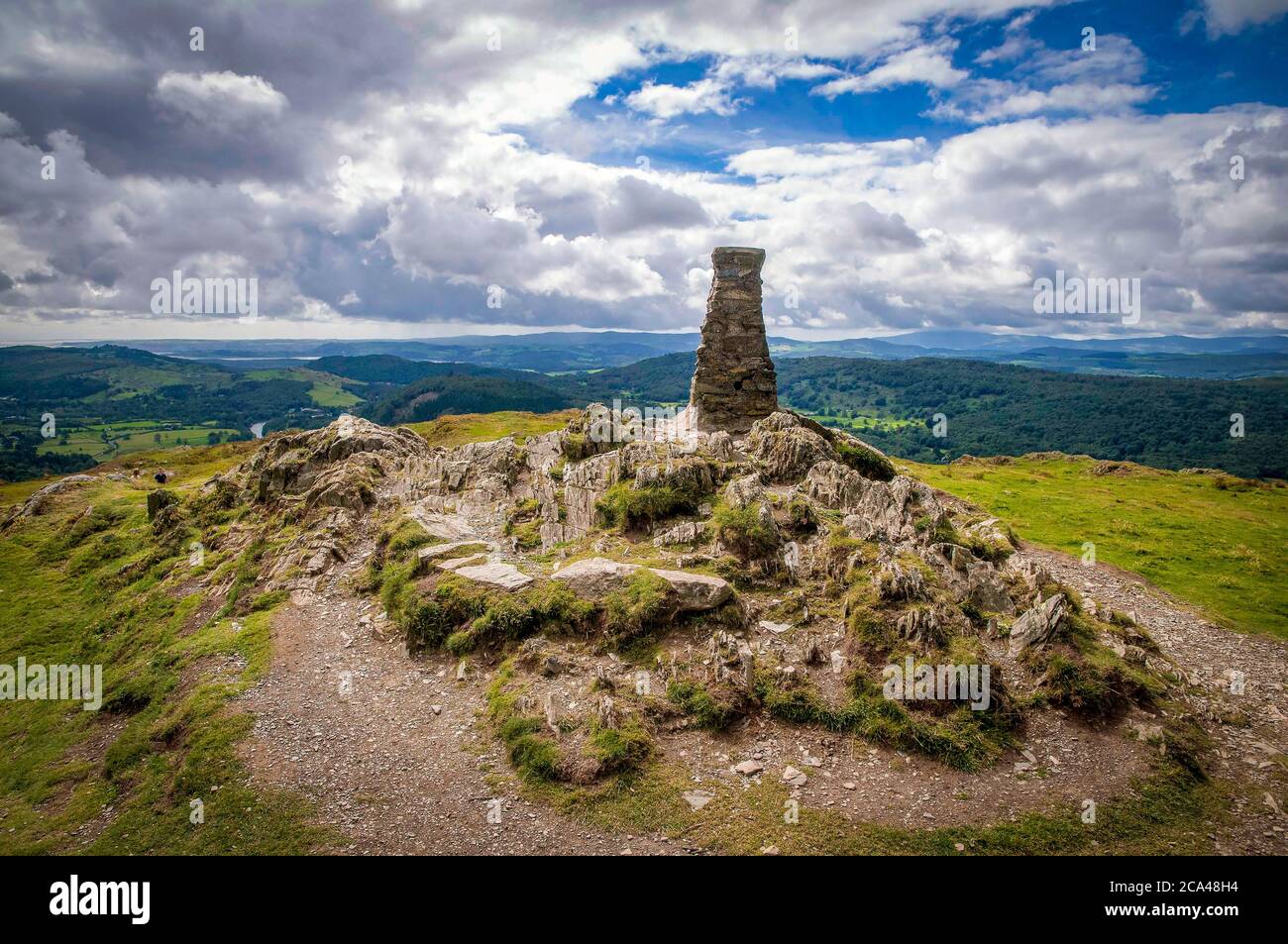 L'obélisque sur le sommet de Gummers Comment est tombé au-dessus du lac Windermere dans le district du lac. Banque D'Images