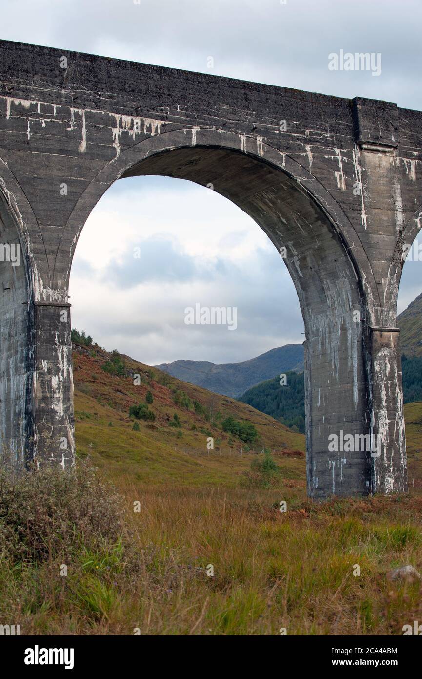 Vue sur le célèbre viaduc de Glenfinnan, Écosse Highland, Royaume-Uni Banque D'Images