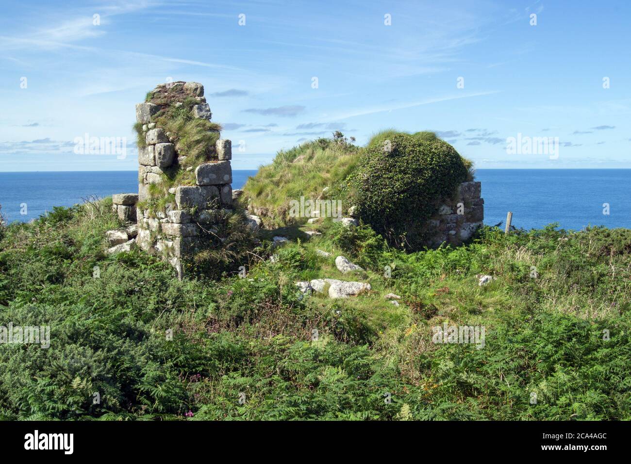 Abandon du bâtiment minier Tin sur le sentier côtier près de Morvah, Cornwall, Royaume-Uni Banque D'Images