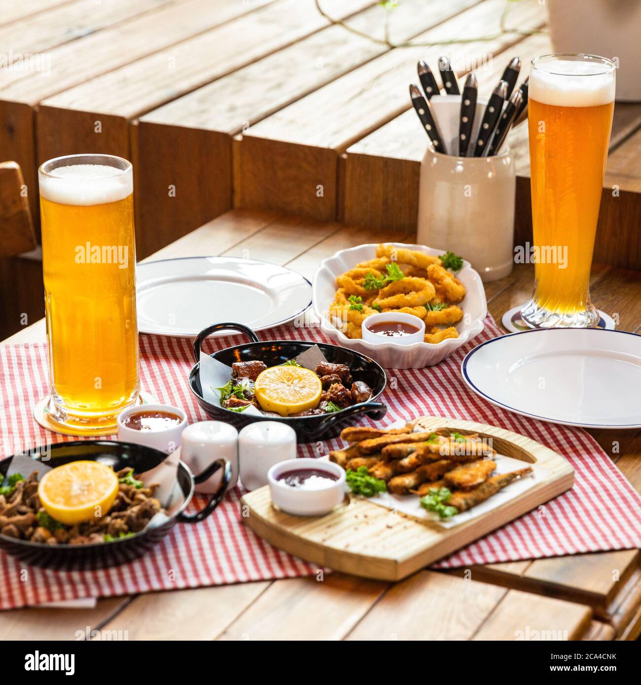 Roulette savoureuse pour repas de viande avec citron, sprat et bière sur la  table du restaurant Photo Stock - Alamy